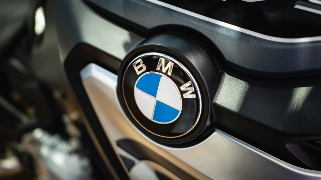 Nahaufnahme eines BMW Logos an einer Fahrzeugfront.