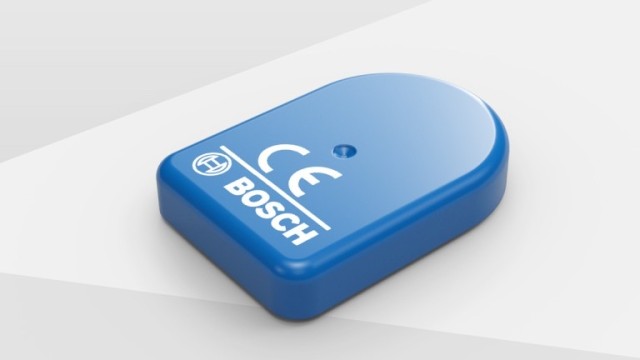 Ein kleiner blauer Bosch Sensor, mit "CE" als große Aufschrift und darunter dem Bosch Logo mit dem Text "Bosch".