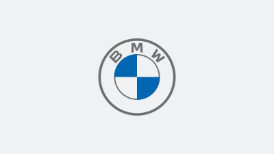 BMW Logo auf hellgrauem Hintergrund.